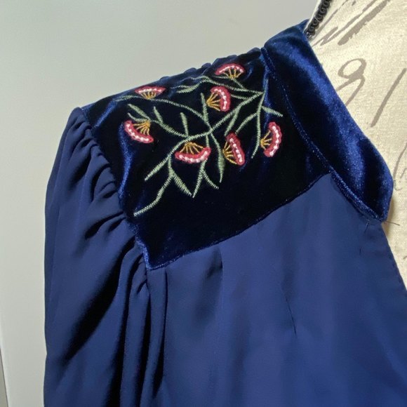 MISS LILI Embroidered Red Floral Velour  Sheer Blouse Size 1X Navy Blue - Picture 4 of 8